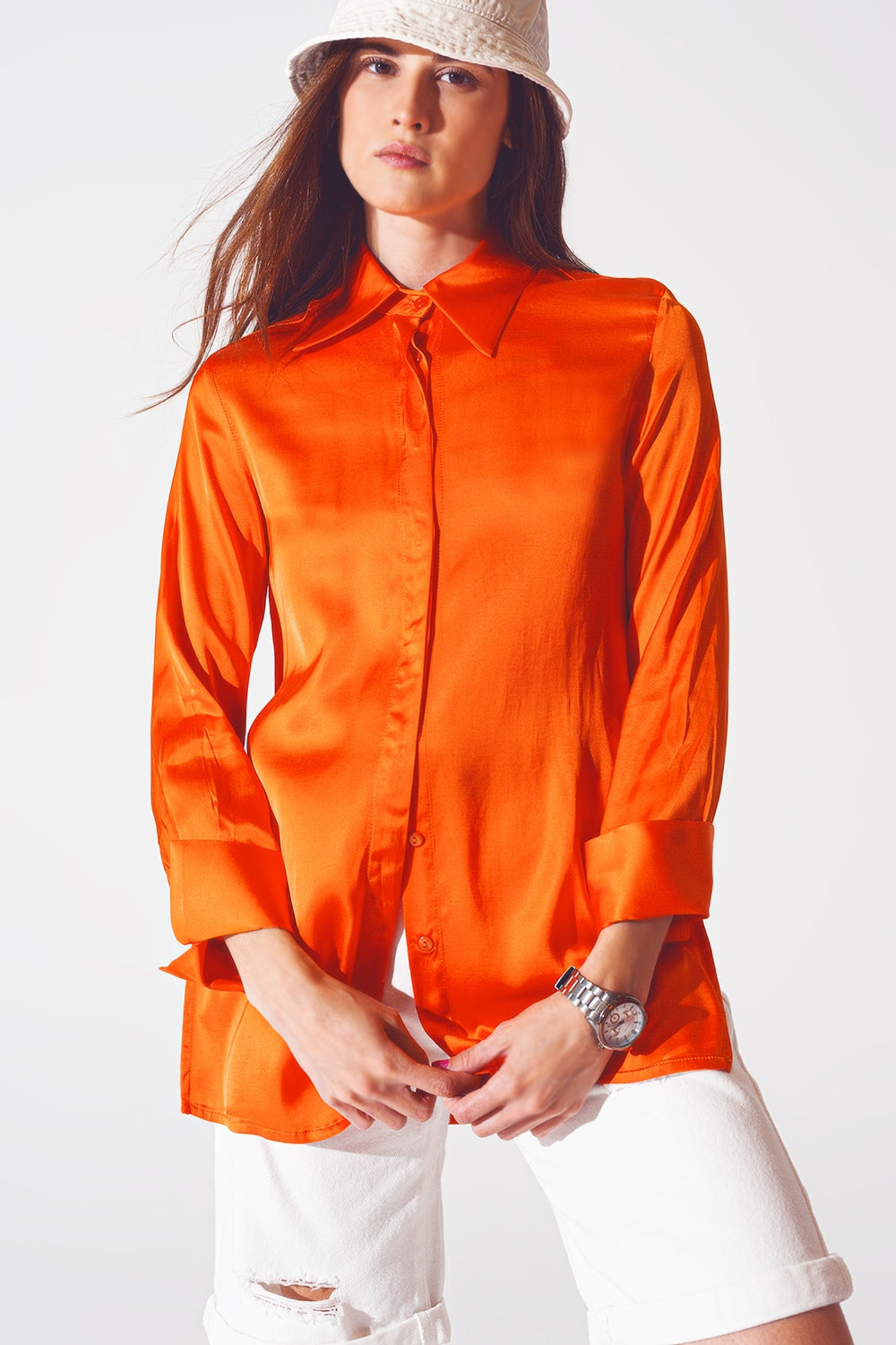 Camisa de cetim com punho aberto em laranja