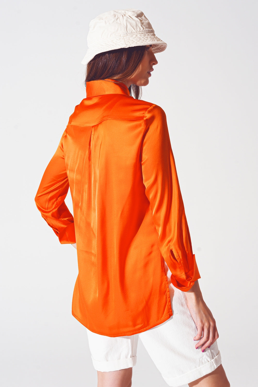 Camisa de cetim com punho aberto em laranja