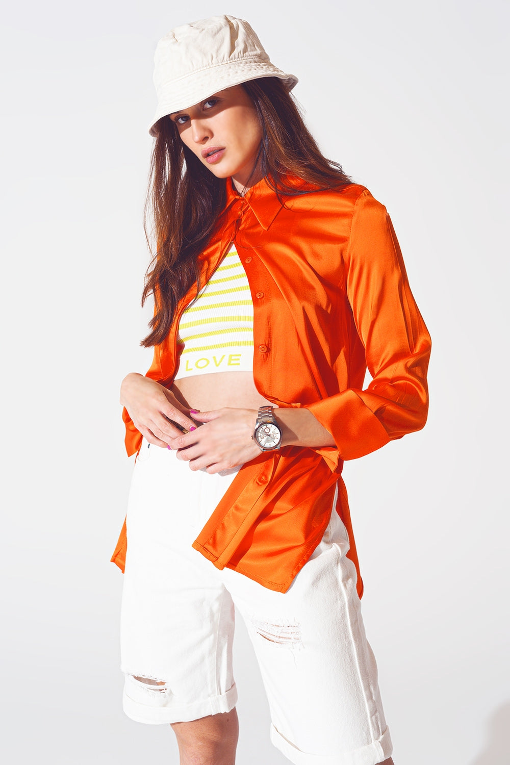 Camisa de cetim com punho aberto em laranja