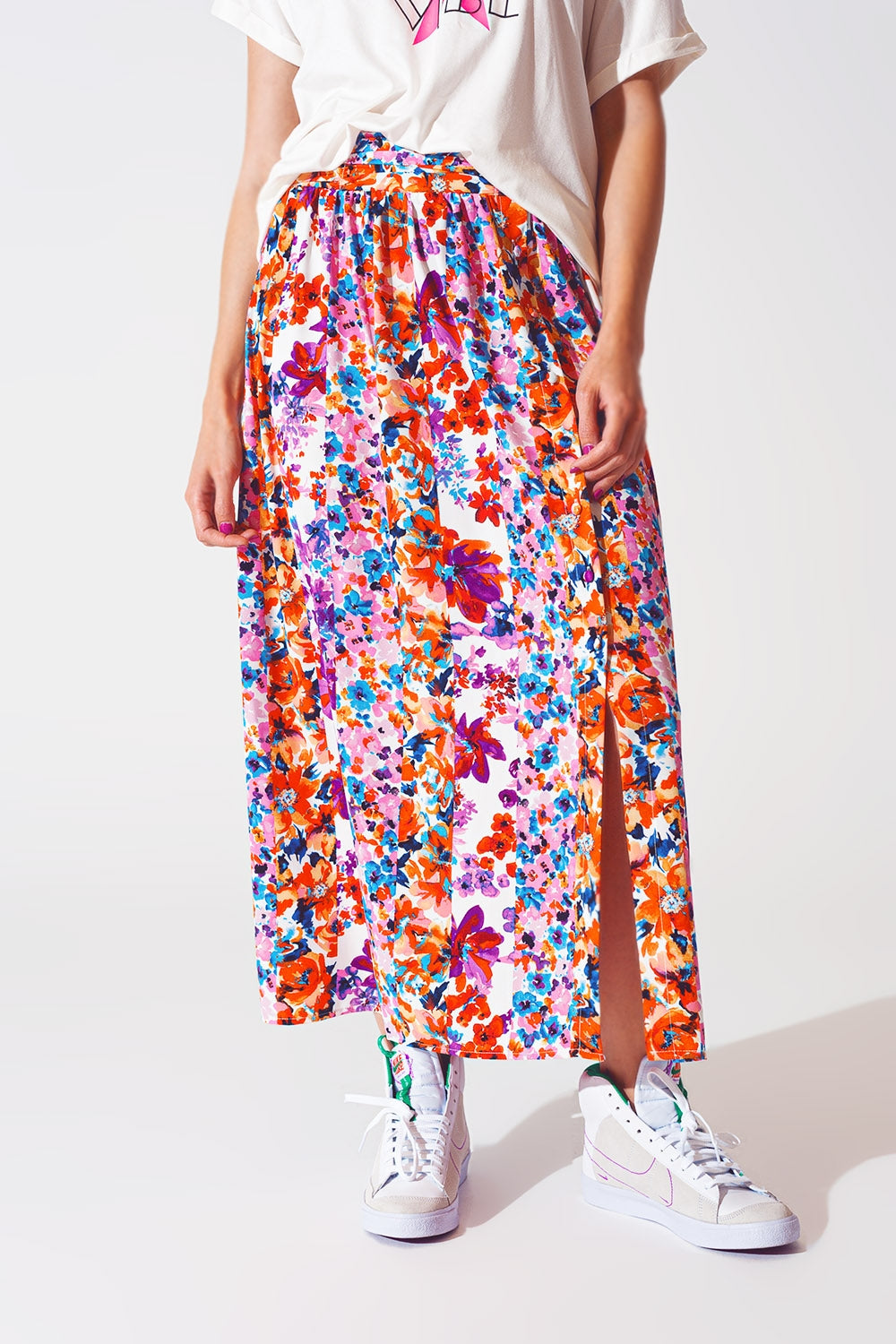 Saia plissada midi com estampa floral