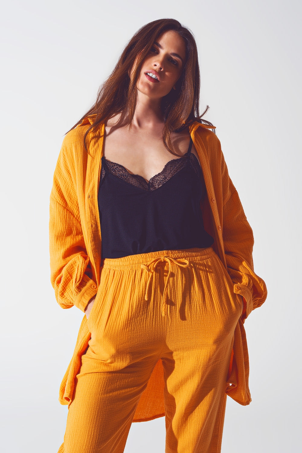Camisa solta com textura em laranja