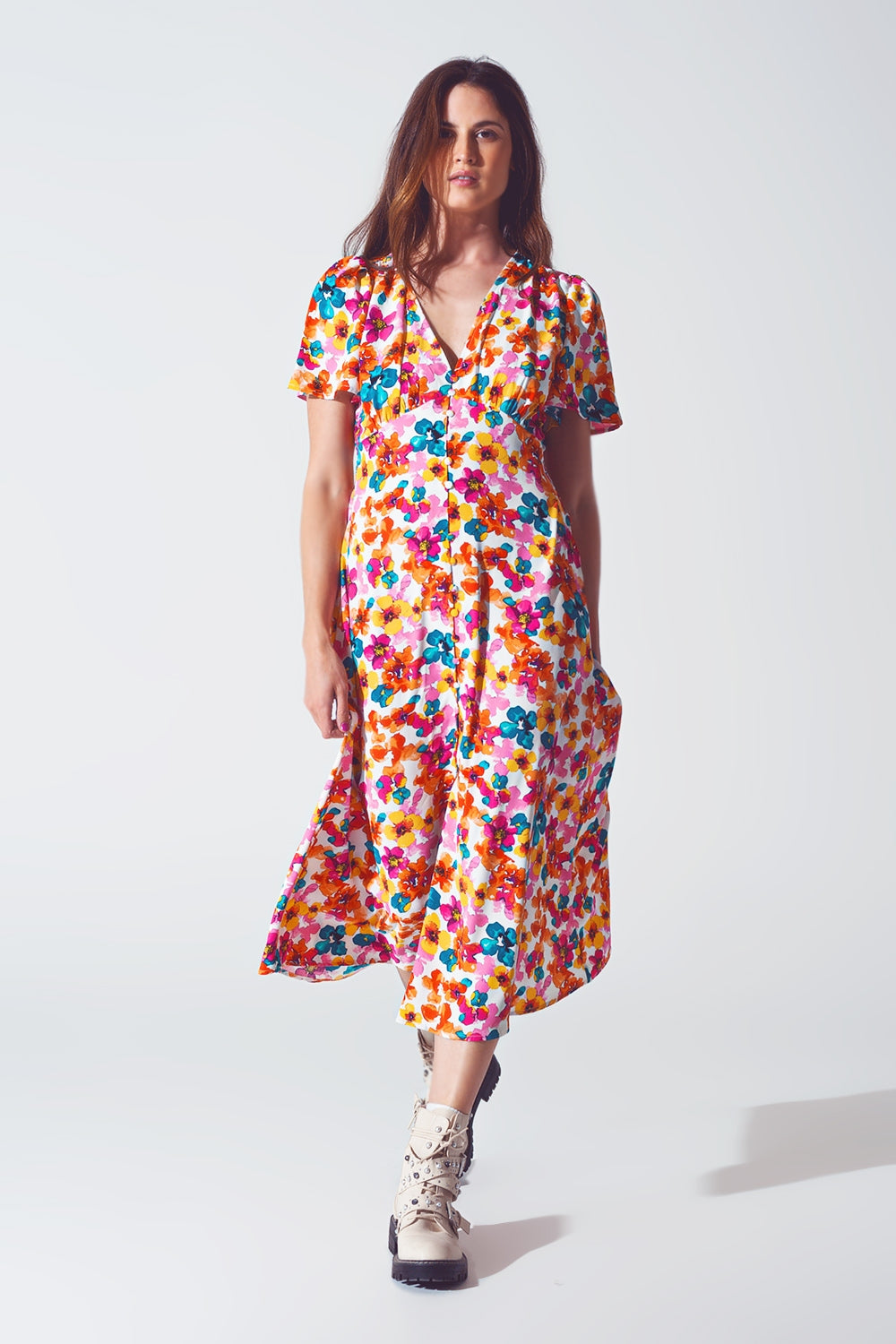 Vestido midi com cintura franzida e estampa floral multicolorida