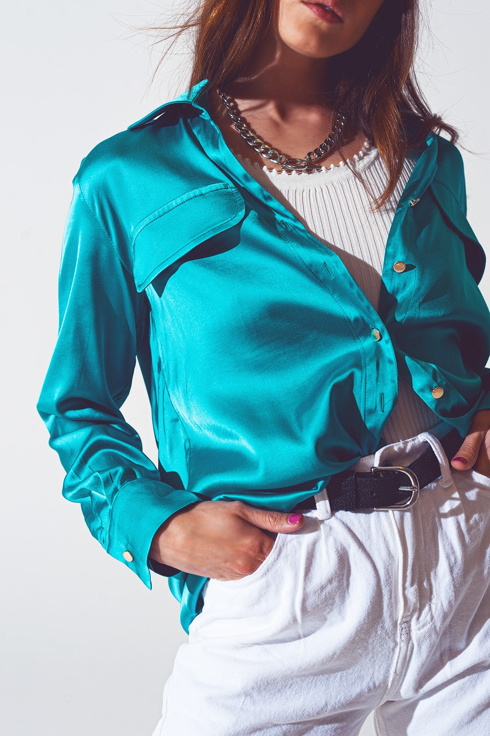 blusa de cetim em turquesa