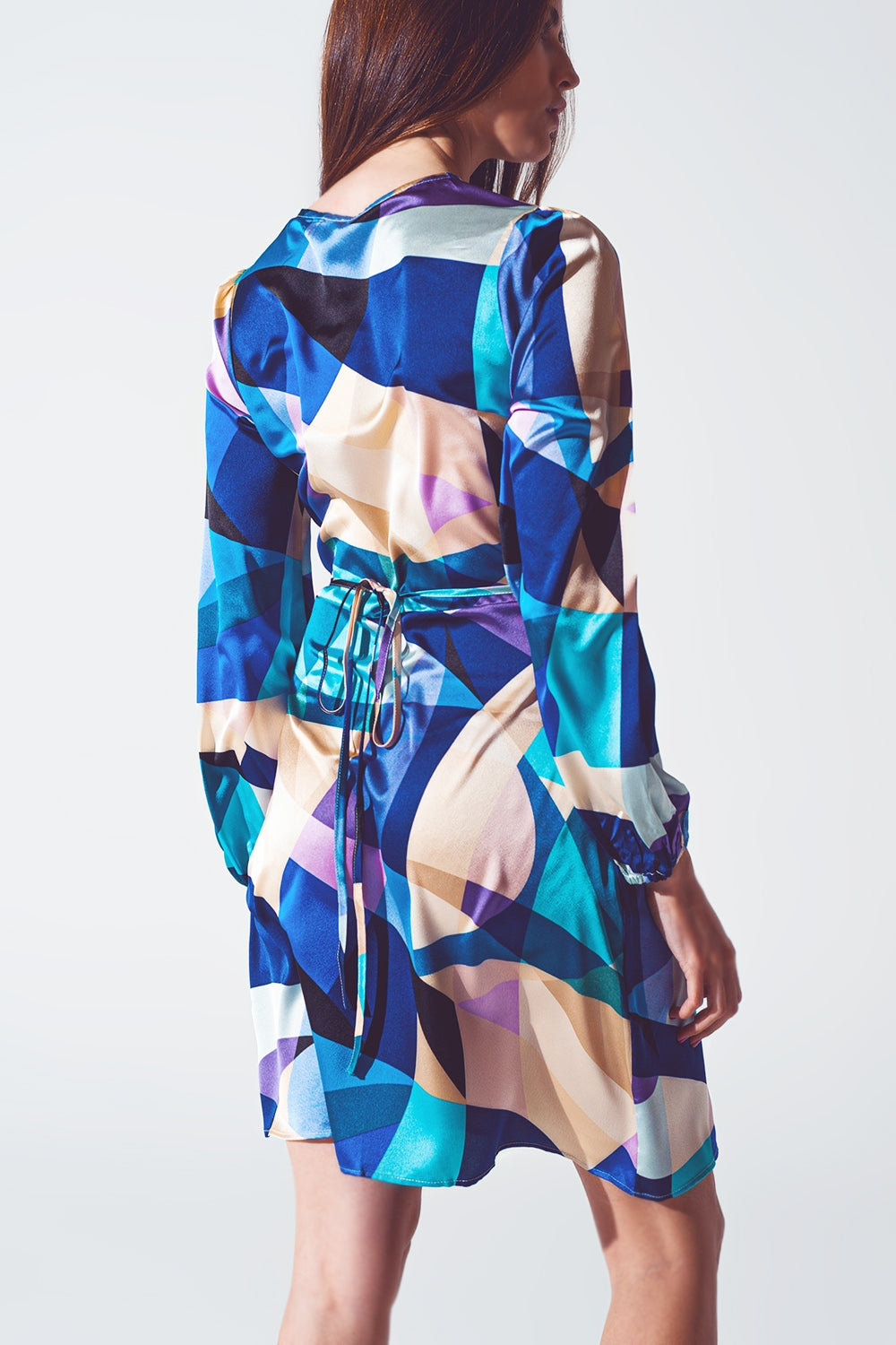 Vestido curto transpassado com estampa abstrata em azul