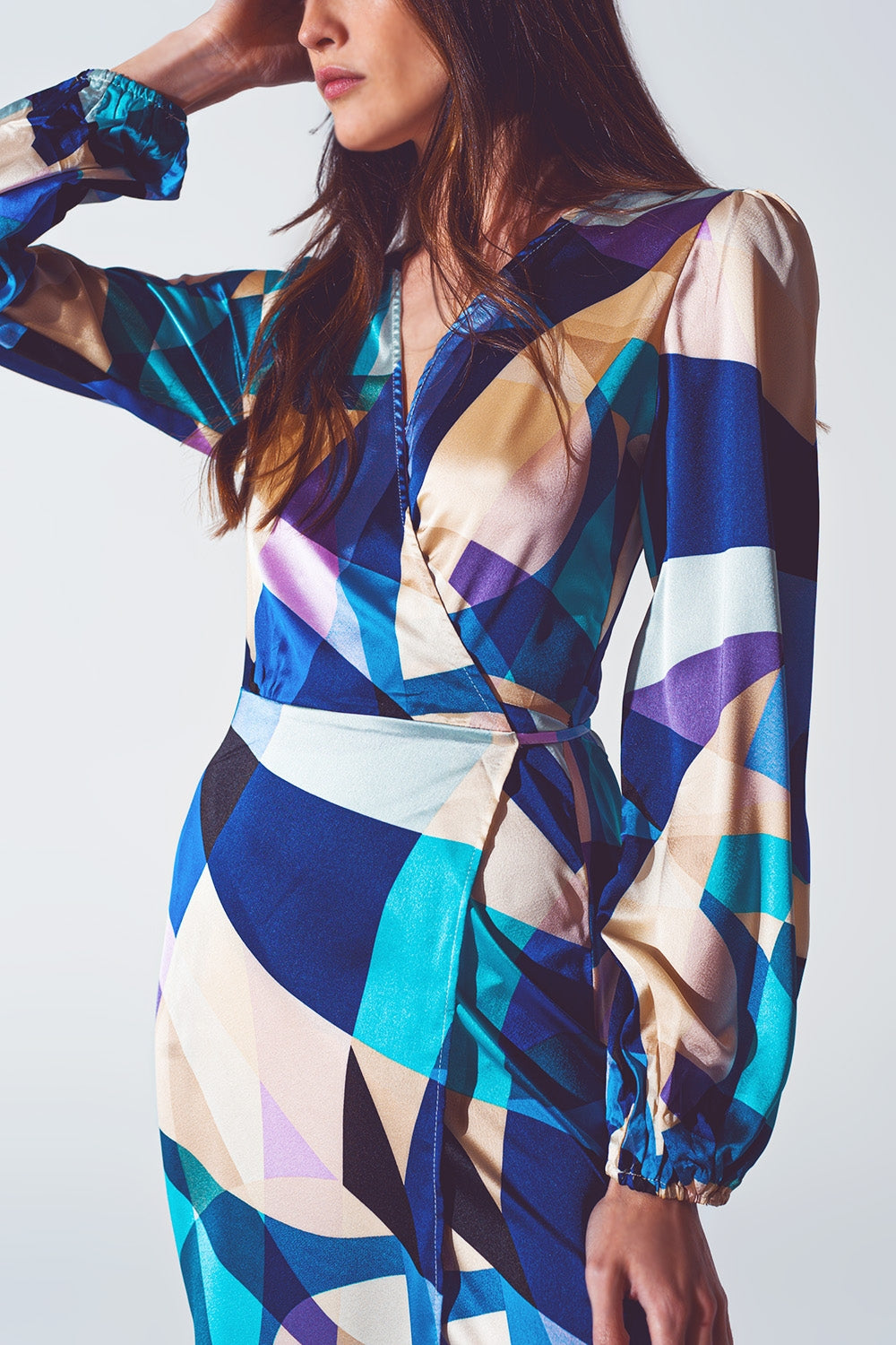 Vestido curto transpassado com estampa abstrata em azul