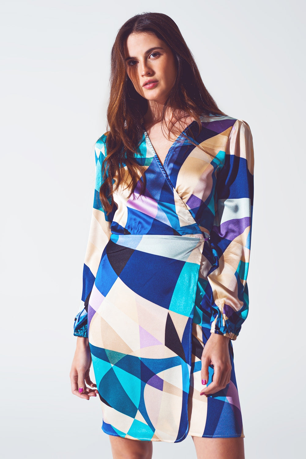 Vestido curto transpassado com estampa abstrata em azul