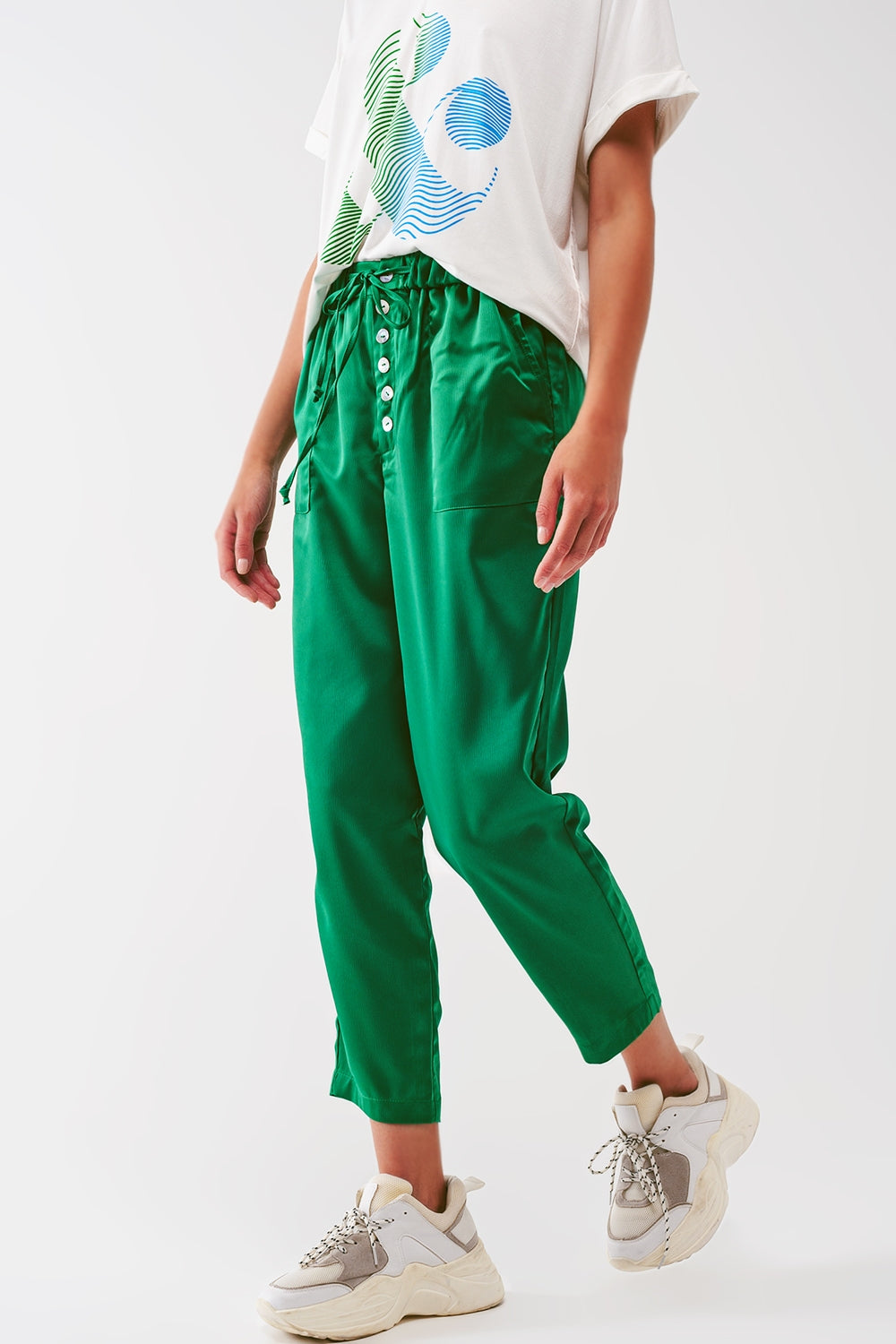 Calça cropped de cetim em verde
