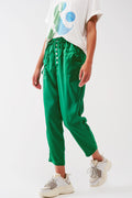 Calça cropped de cetim em verde