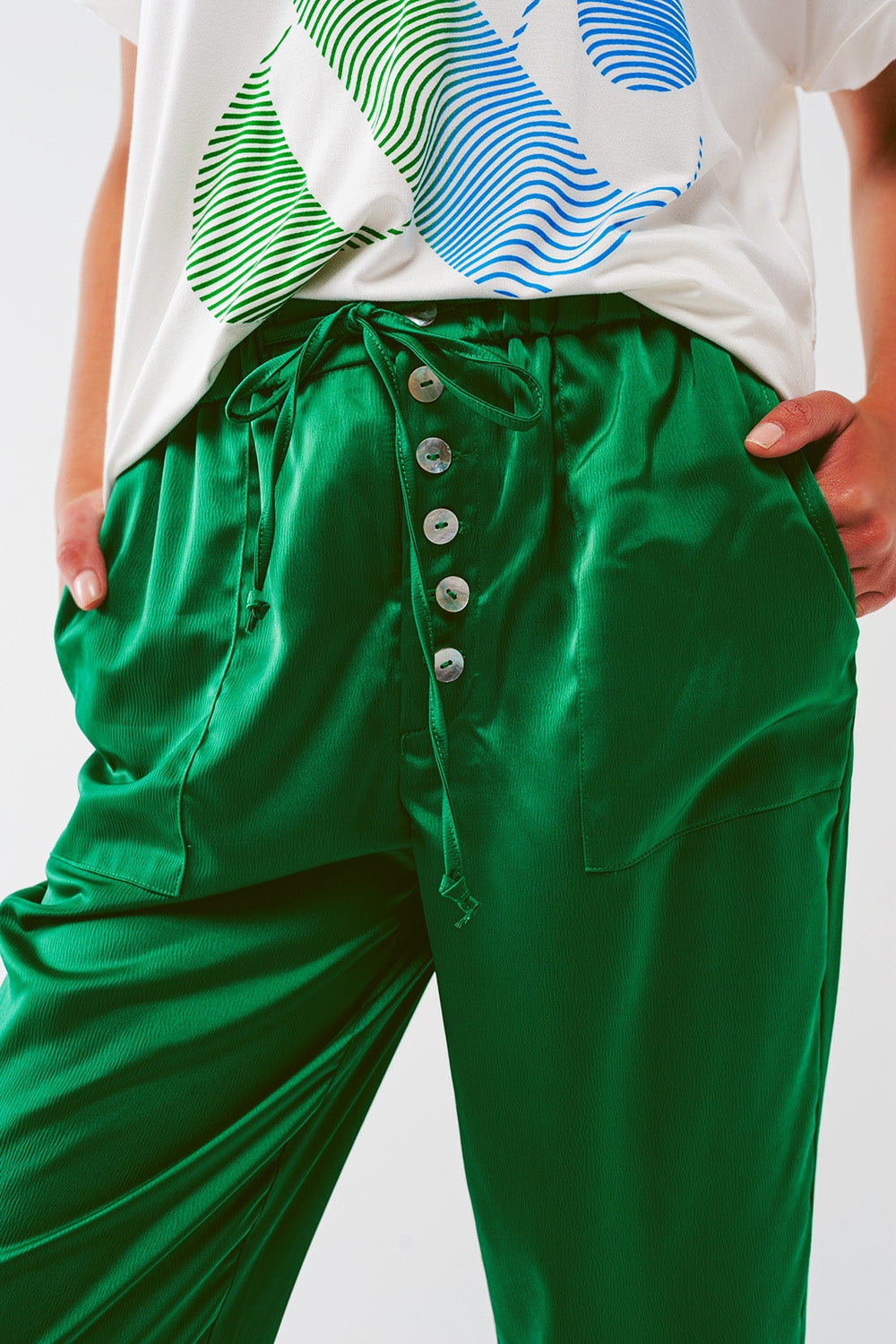 Calça cropped de cetim em verde