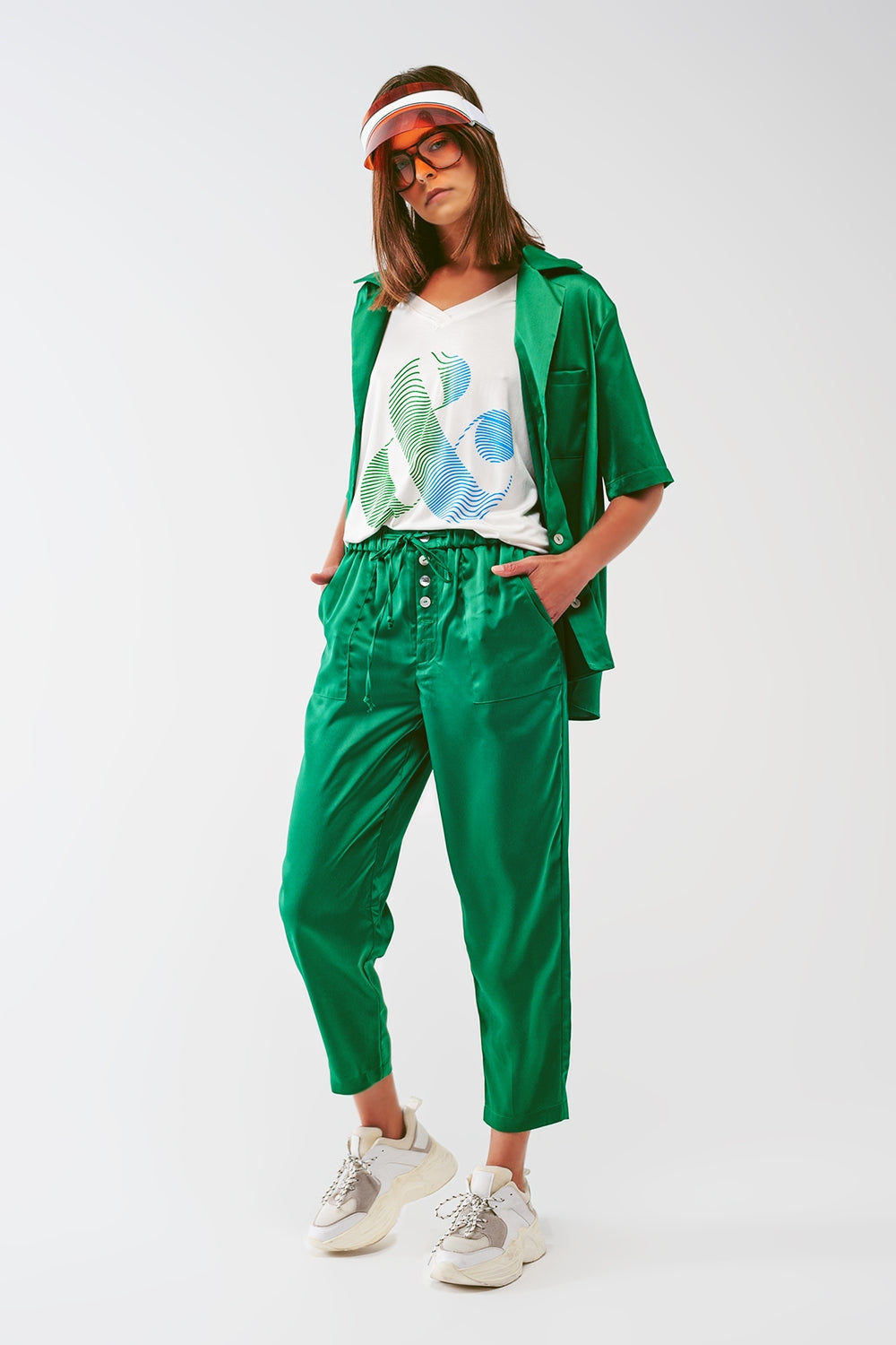 Calça cropped de cetim em verde