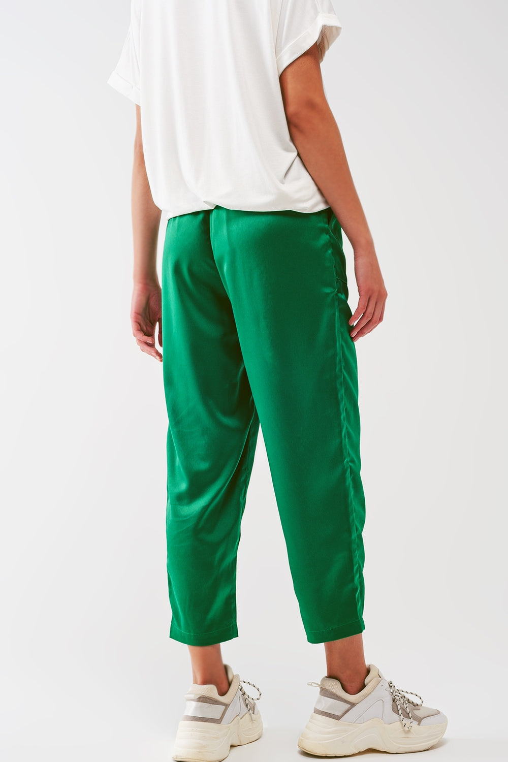 Calça cropped de cetim em verde