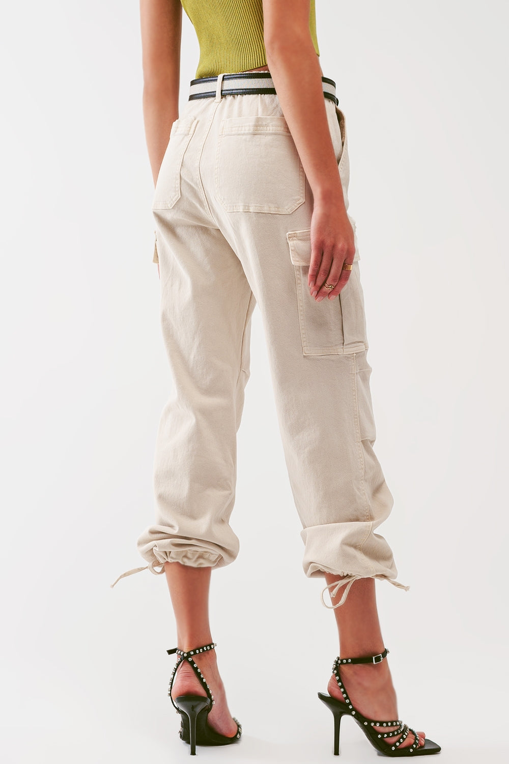 Calça cargo com pontas de borlas em areia