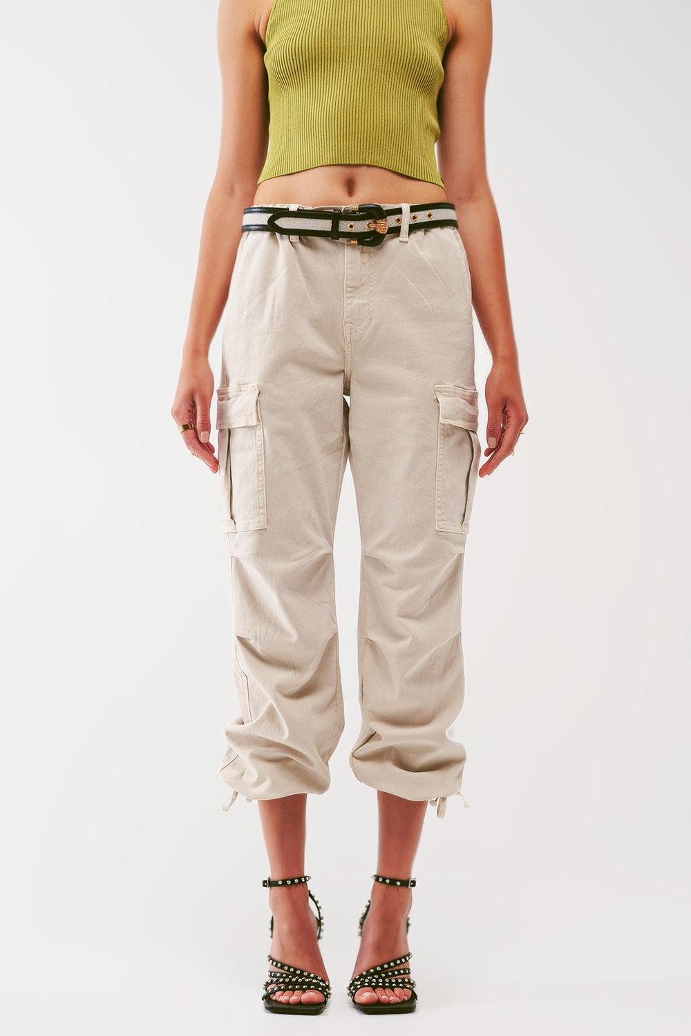 Calça cargo com pontas de borlas em areia