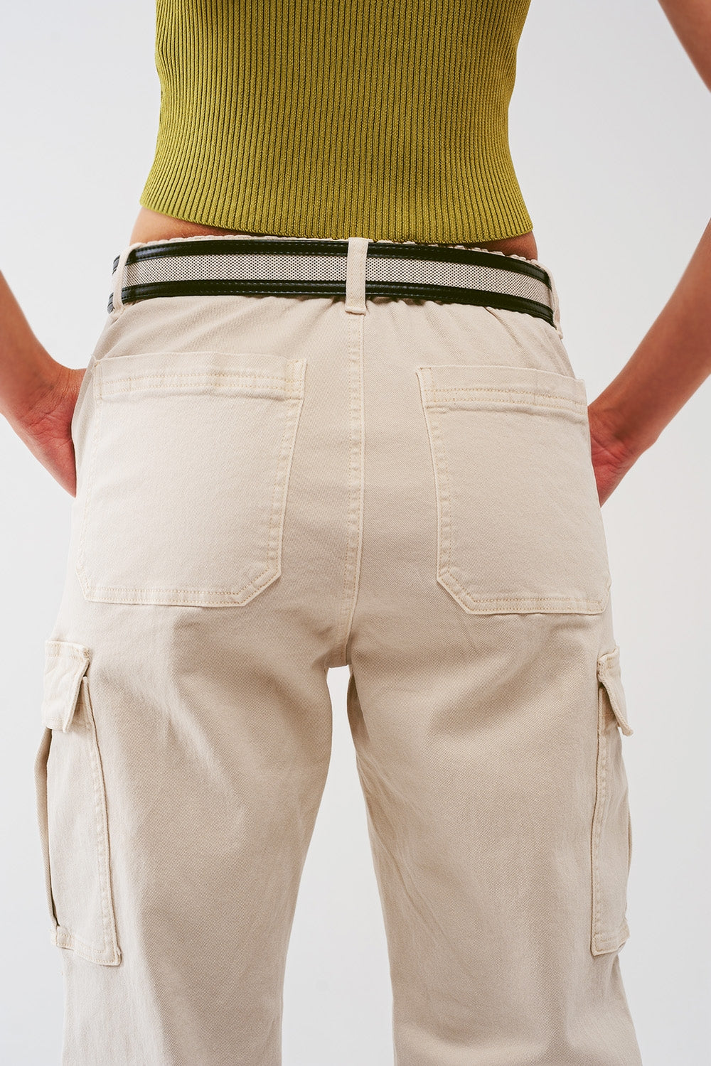 Calça cargo com pontas de borlas em areia