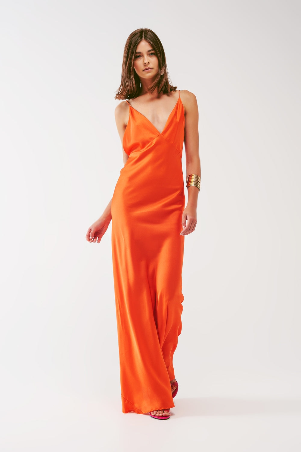 Vestido longo de cetim com alças finas em laranja