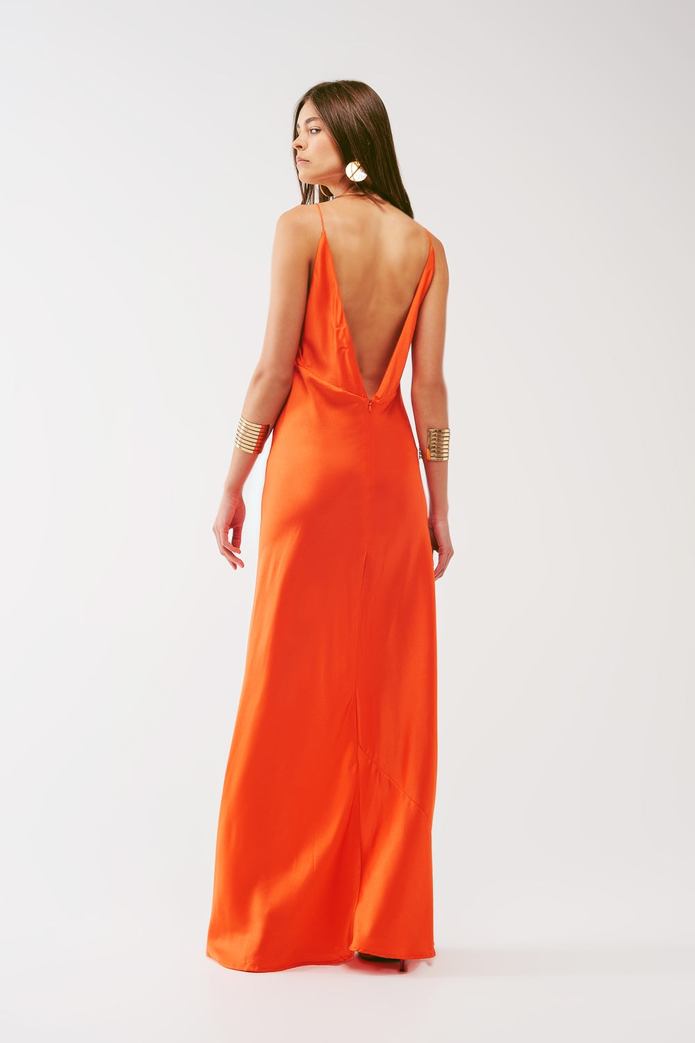 Vestido longo de cetim com alças finas em laranja