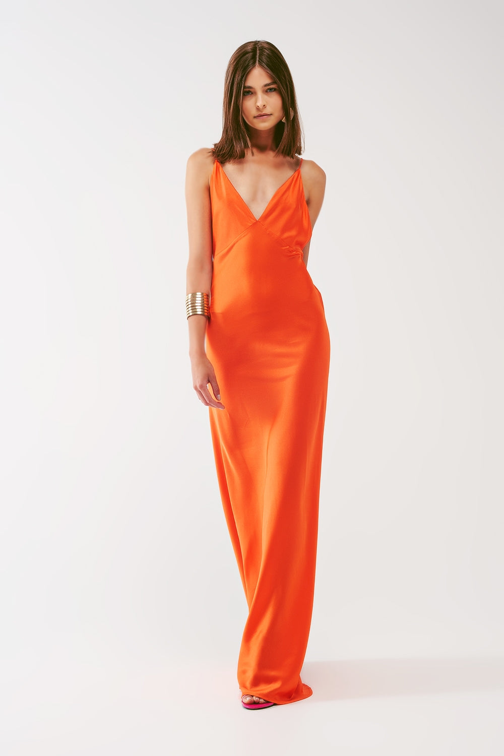 Vestido longo de cetim com alças finas em laranja