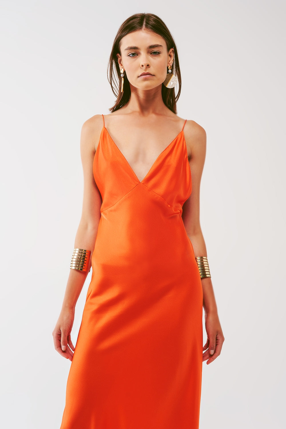 Vestido longo de cetim com alças finas em laranja