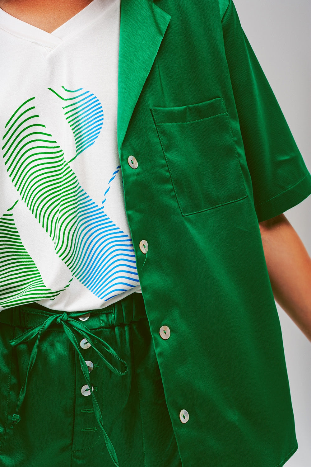 Camisa de manga curta em cetim verde