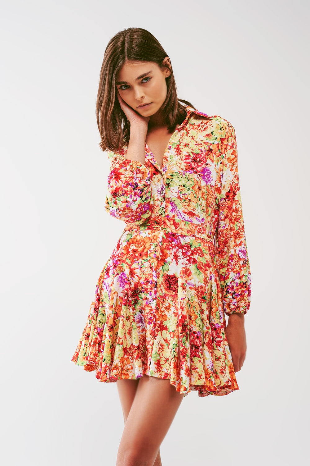 Vestido curto com babados em estampa floral multicolorida