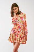 Vestido curto com babados em estampa floral multicolorida