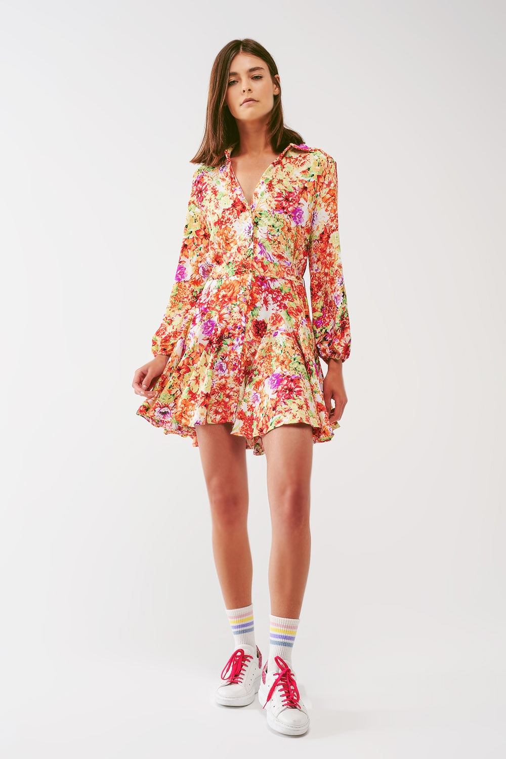 Vestido curto com babados em estampa floral multicolorida