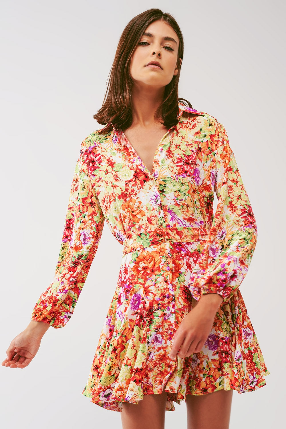 Vestido curto com babados em estampa floral multicolorida
