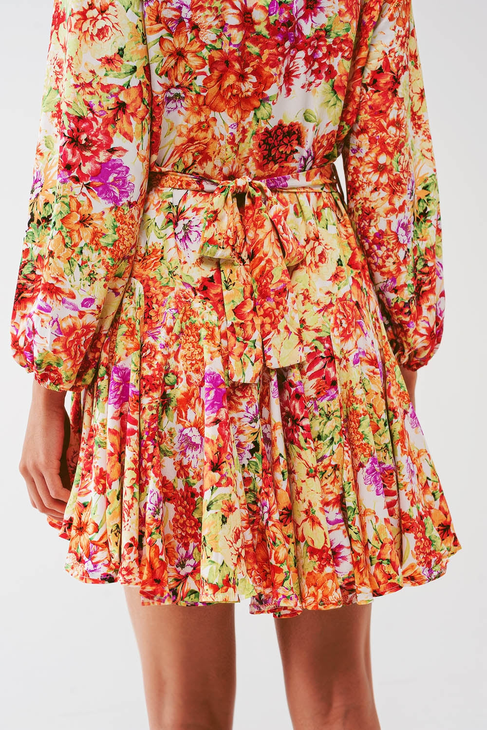 Vestido curto com babados em estampa floral multicolorida