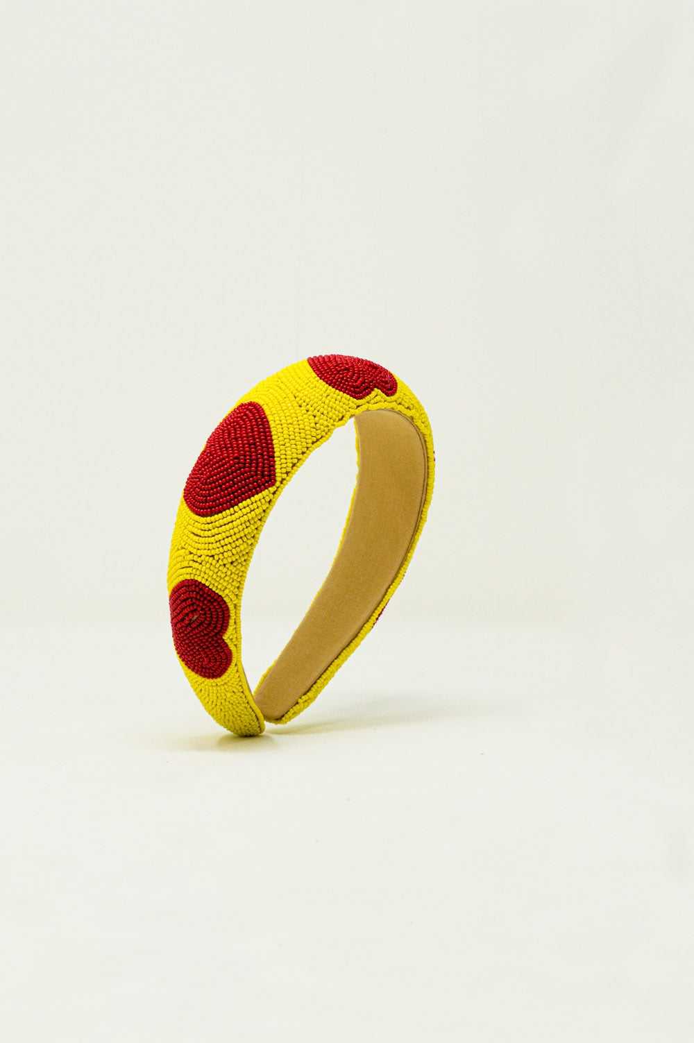 Tiara de contas com detalhes de coração em amarelo