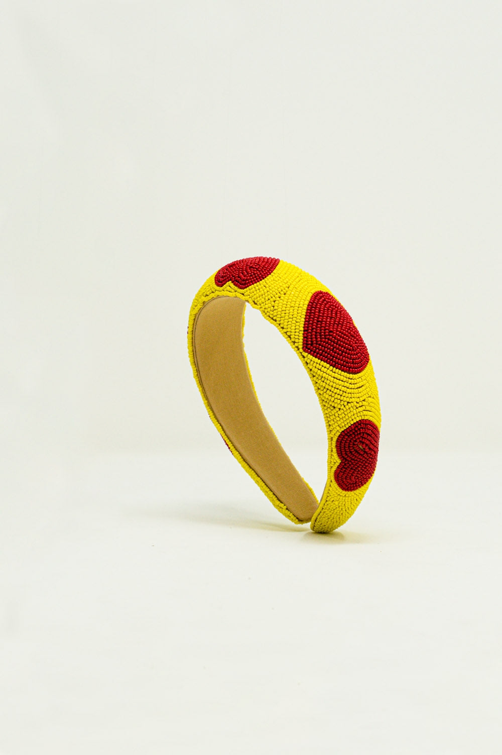 Tiara de contas com detalhes de coração em amarelo