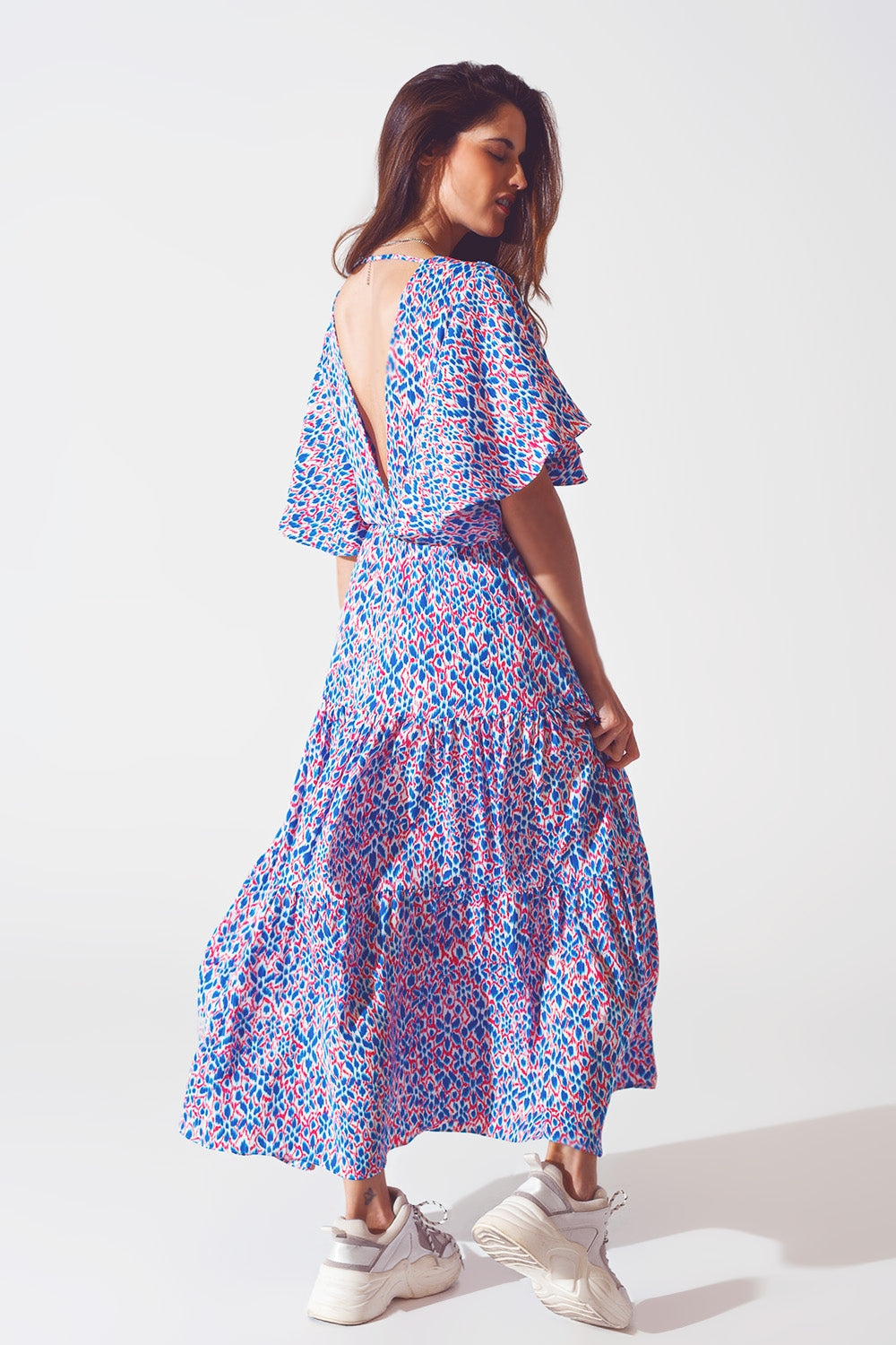 Vestido longo com costas abertas e laço na estampa roxa