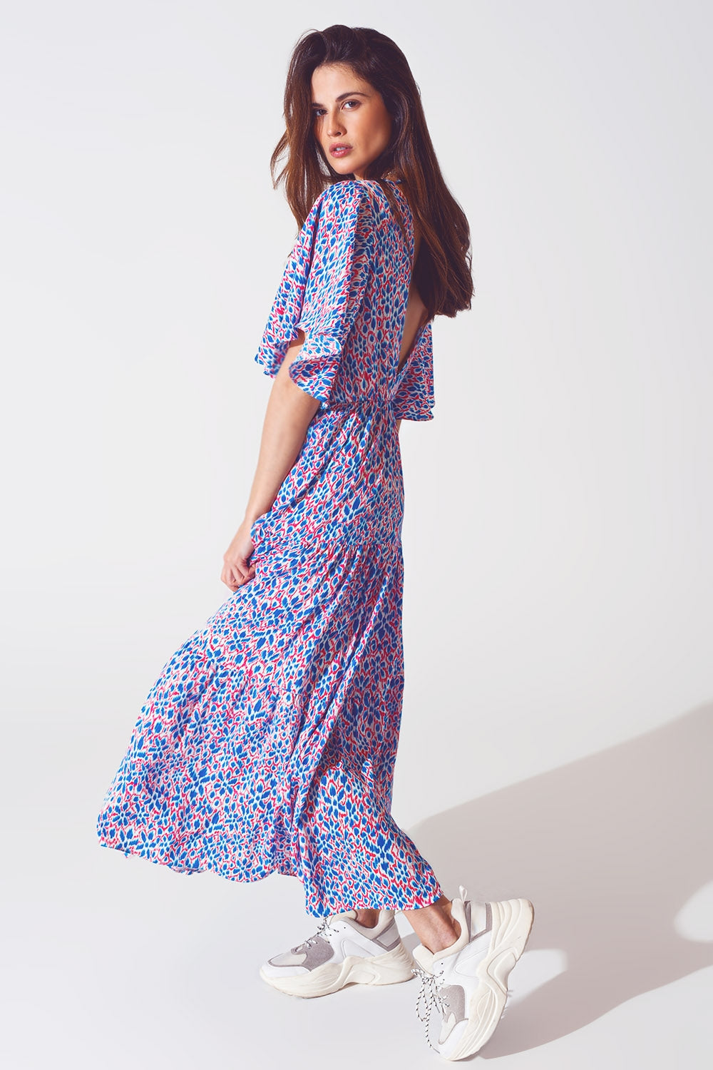 Vestido longo com costas abertas e laço na estampa roxa