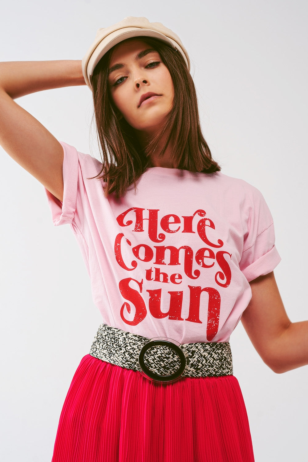 Camiseta com texto Here Comes The Sun em rosa