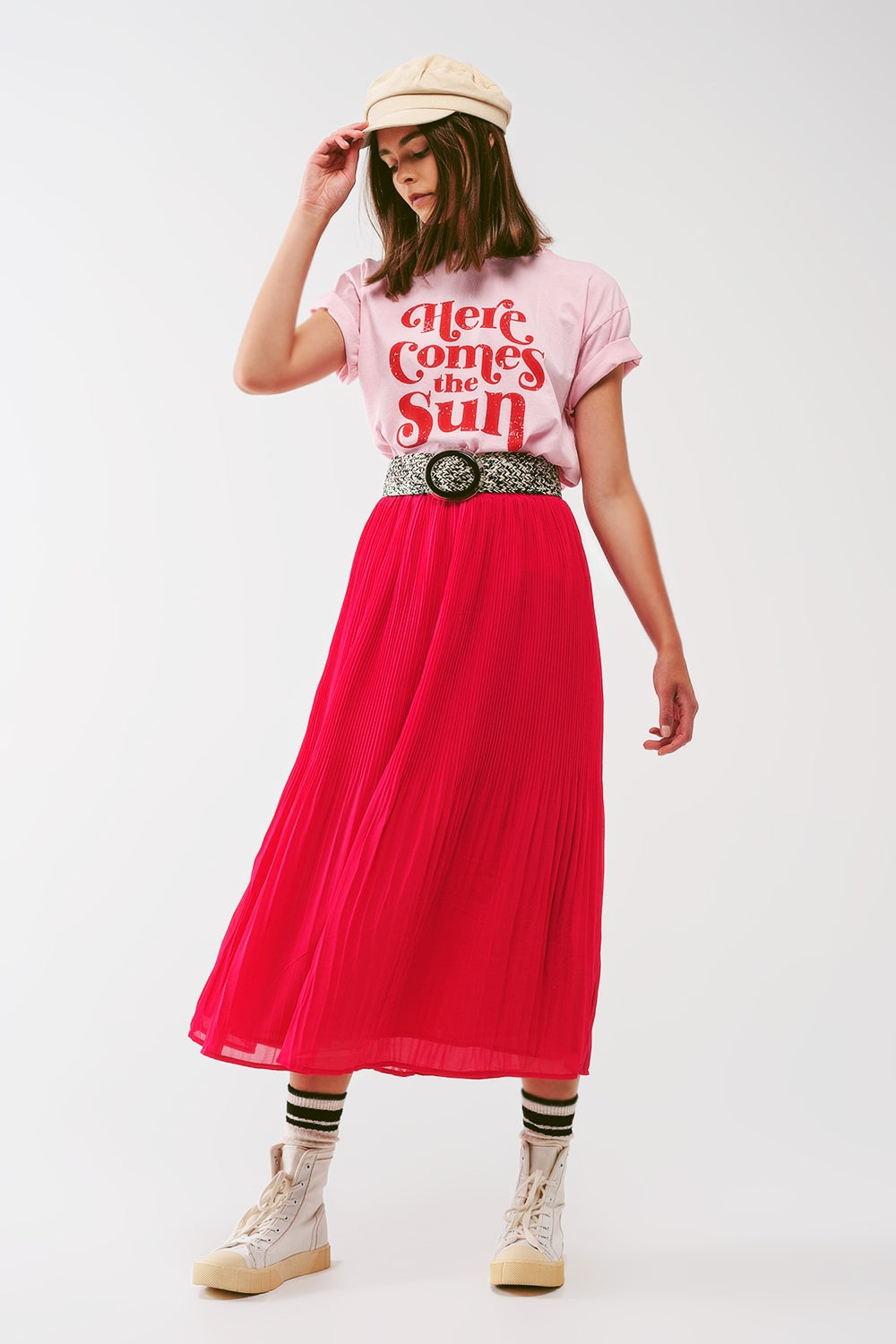 Camiseta com texto Here Comes The Sun em rosa