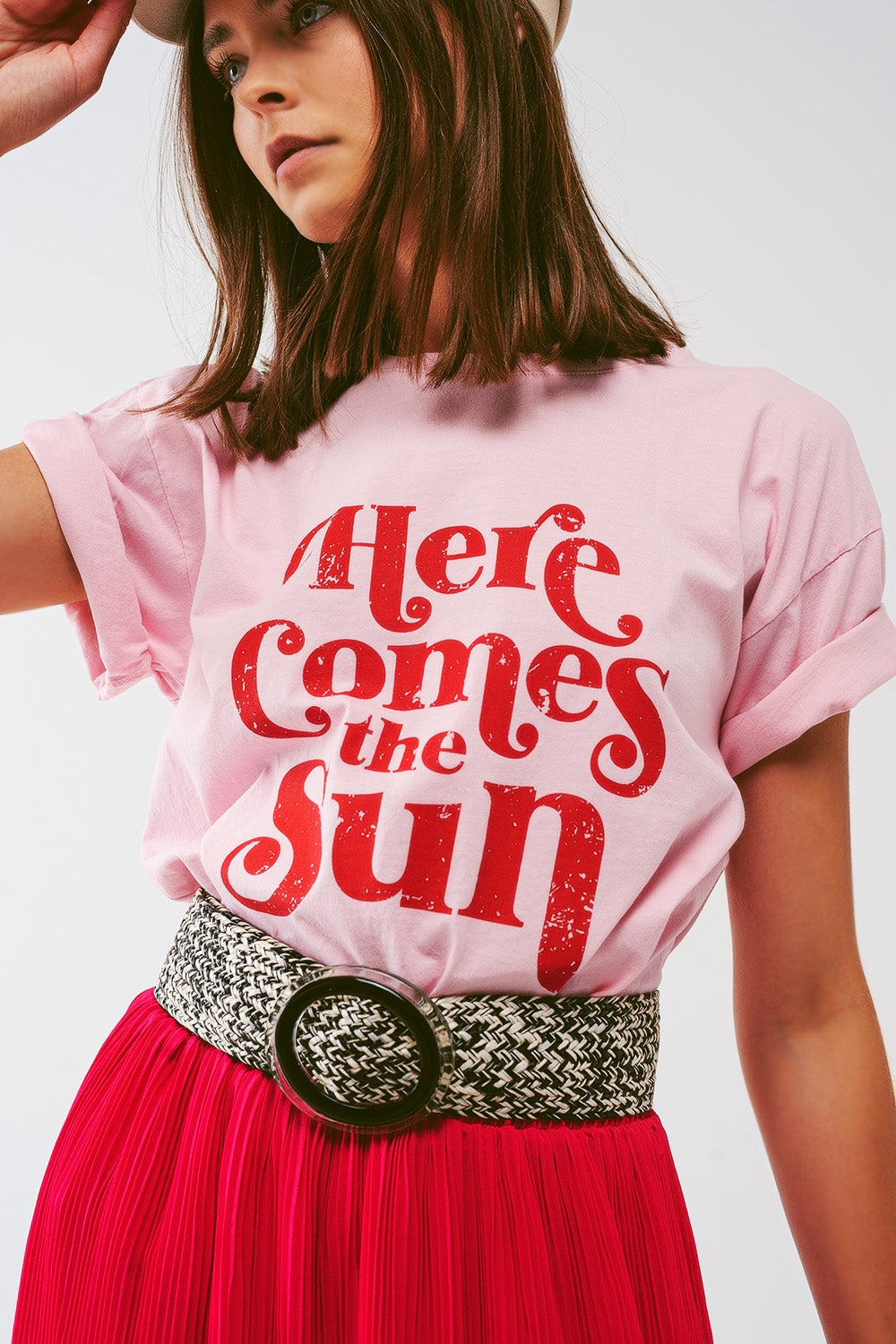 Camiseta com texto Here Comes The Sun em rosa
