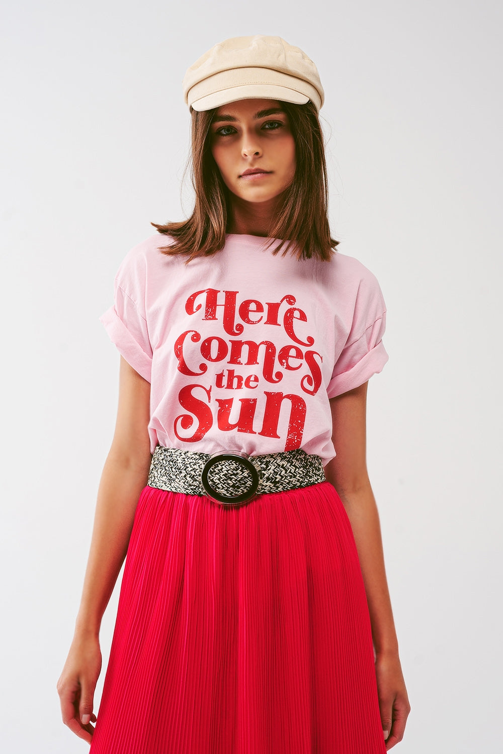 Camiseta com texto Here Comes The Sun em rosa