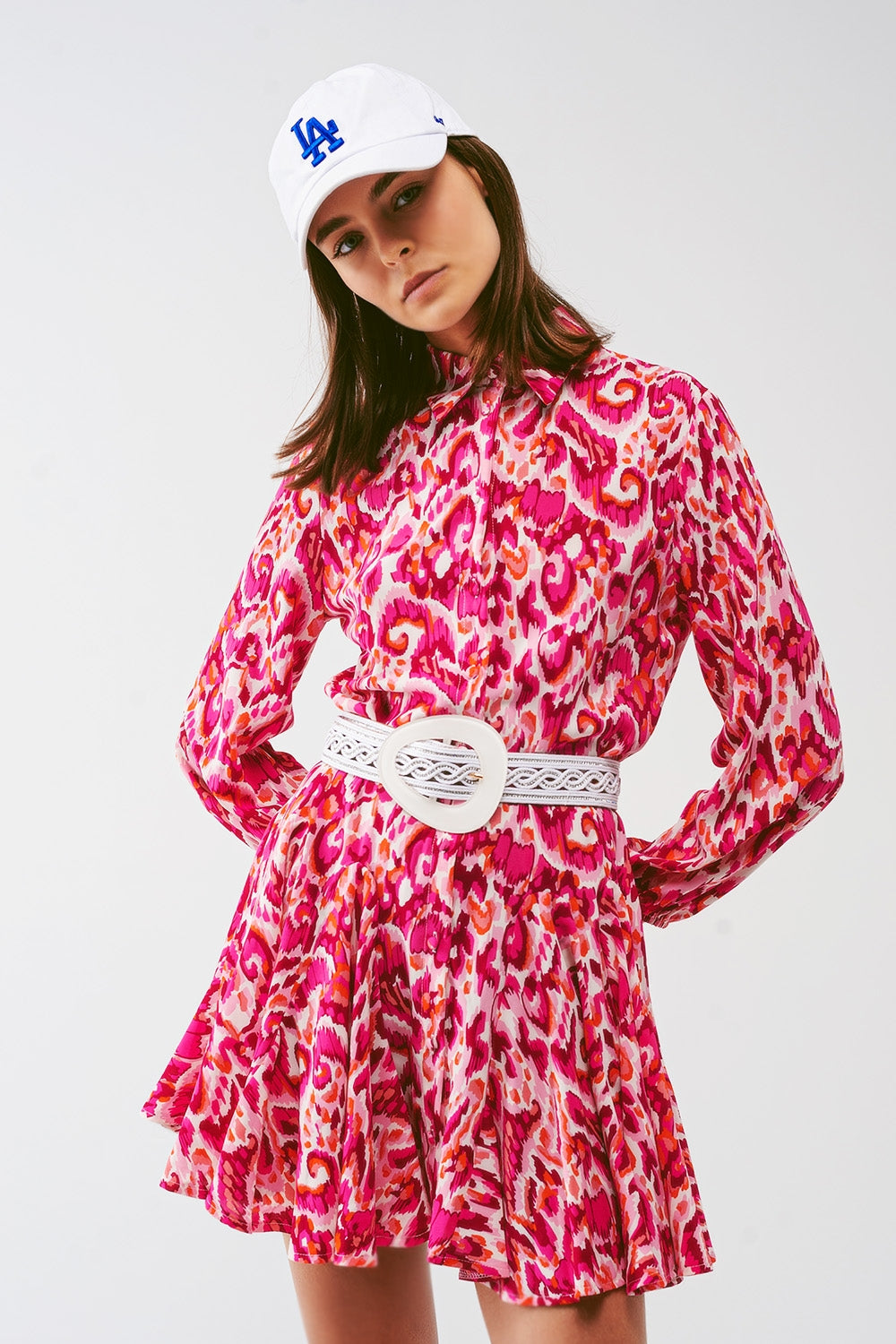 Vestido curto plissado estampado floral em rosa