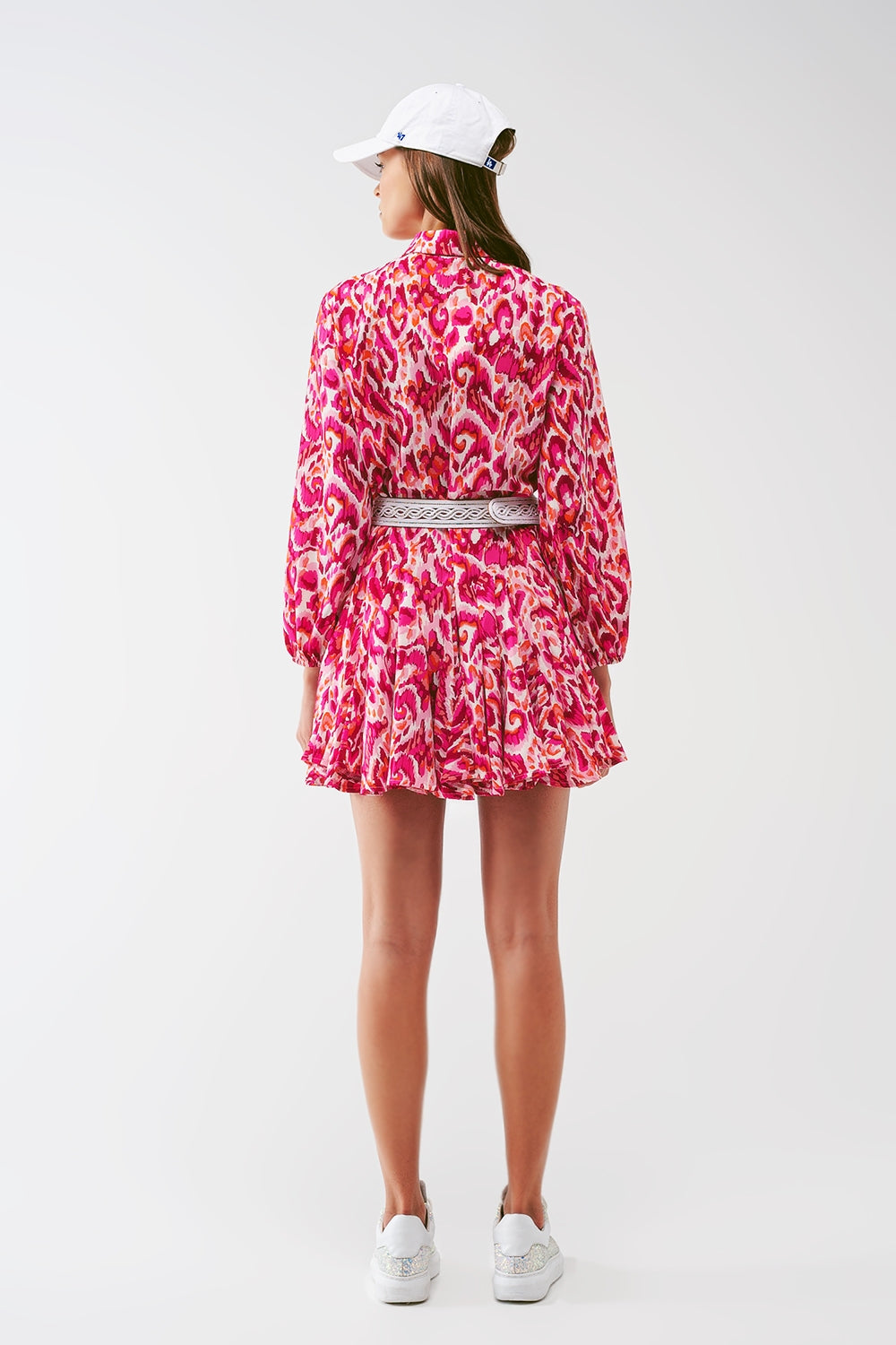 Vestido curto plissado estampado floral em rosa