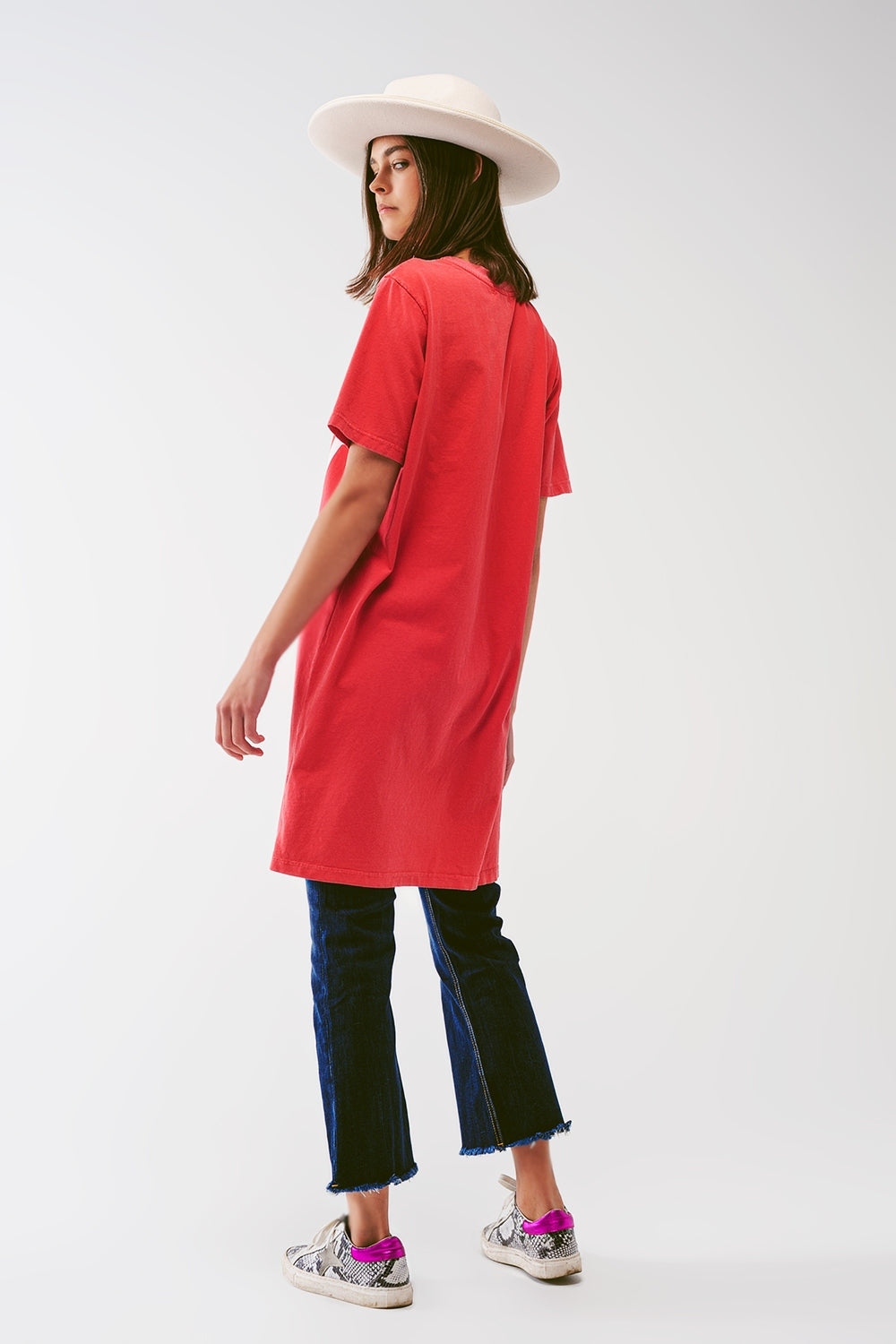 Vestido camiseta com o texto Make It Happen em vermelho