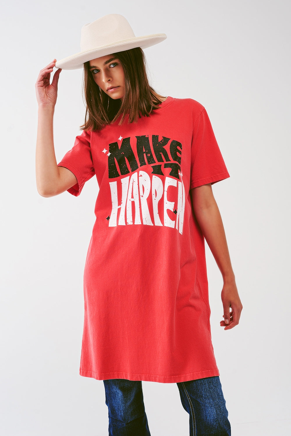 Vestido camiseta com o texto Make It Happen em vermelho