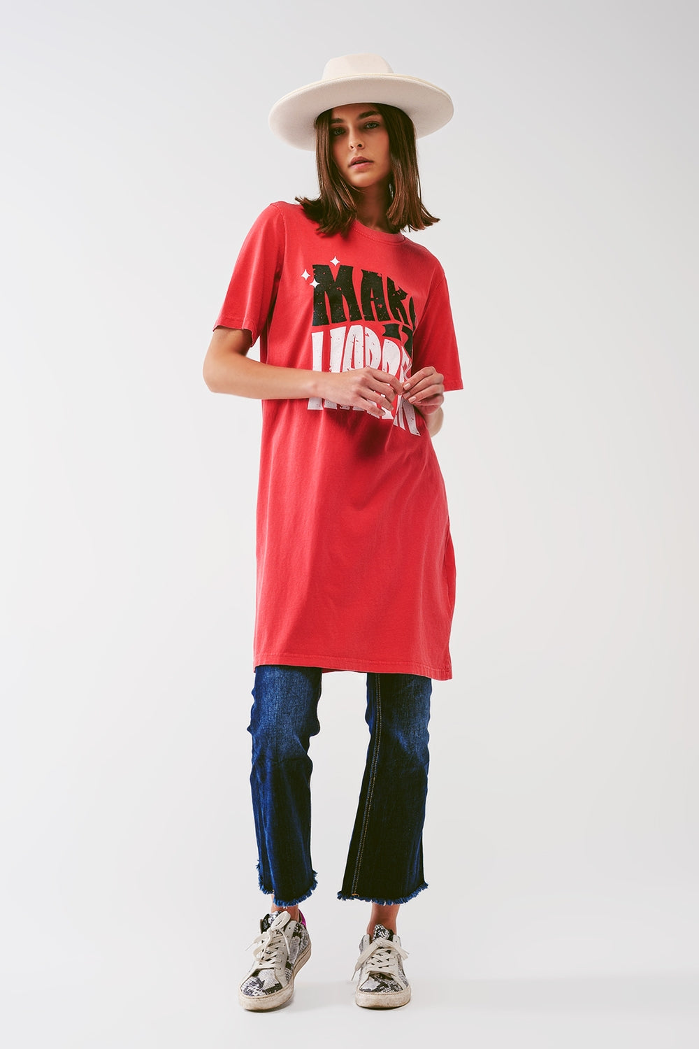 Vestido camiseta com o texto Make It Happen em vermelho