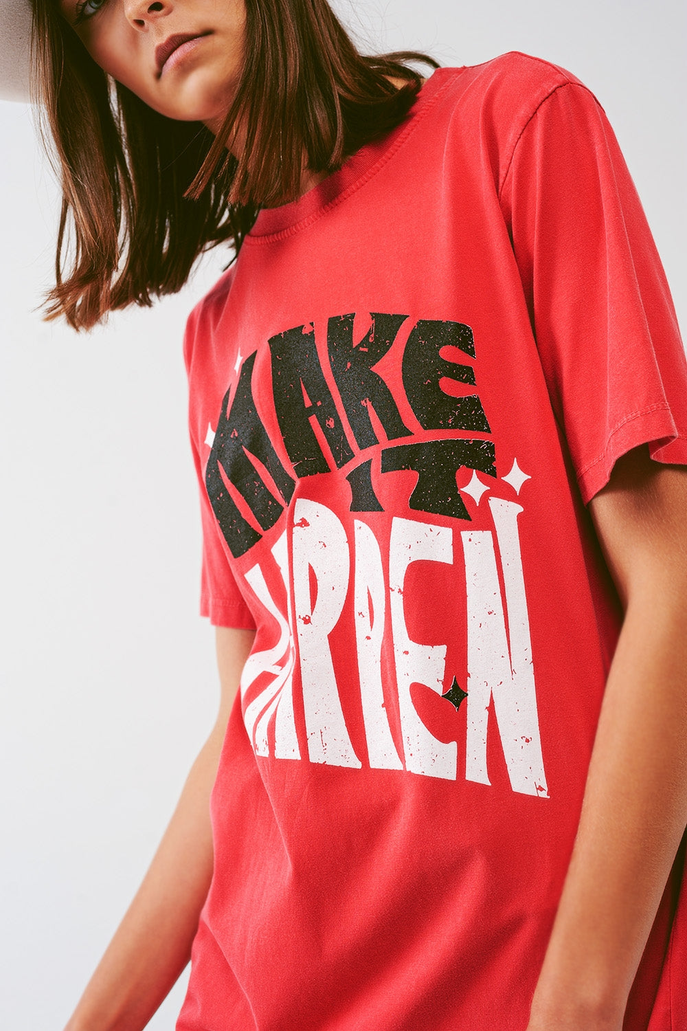 Vestido camiseta com o texto Make It Happen em vermelho
