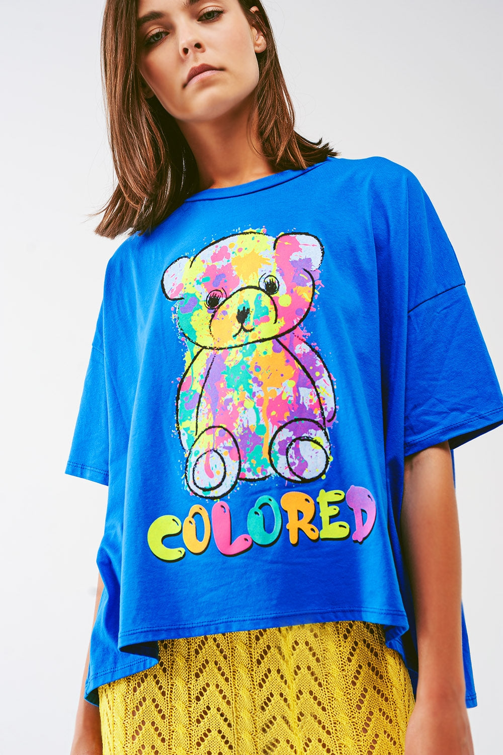 camiseta azul folgada com urso colorido