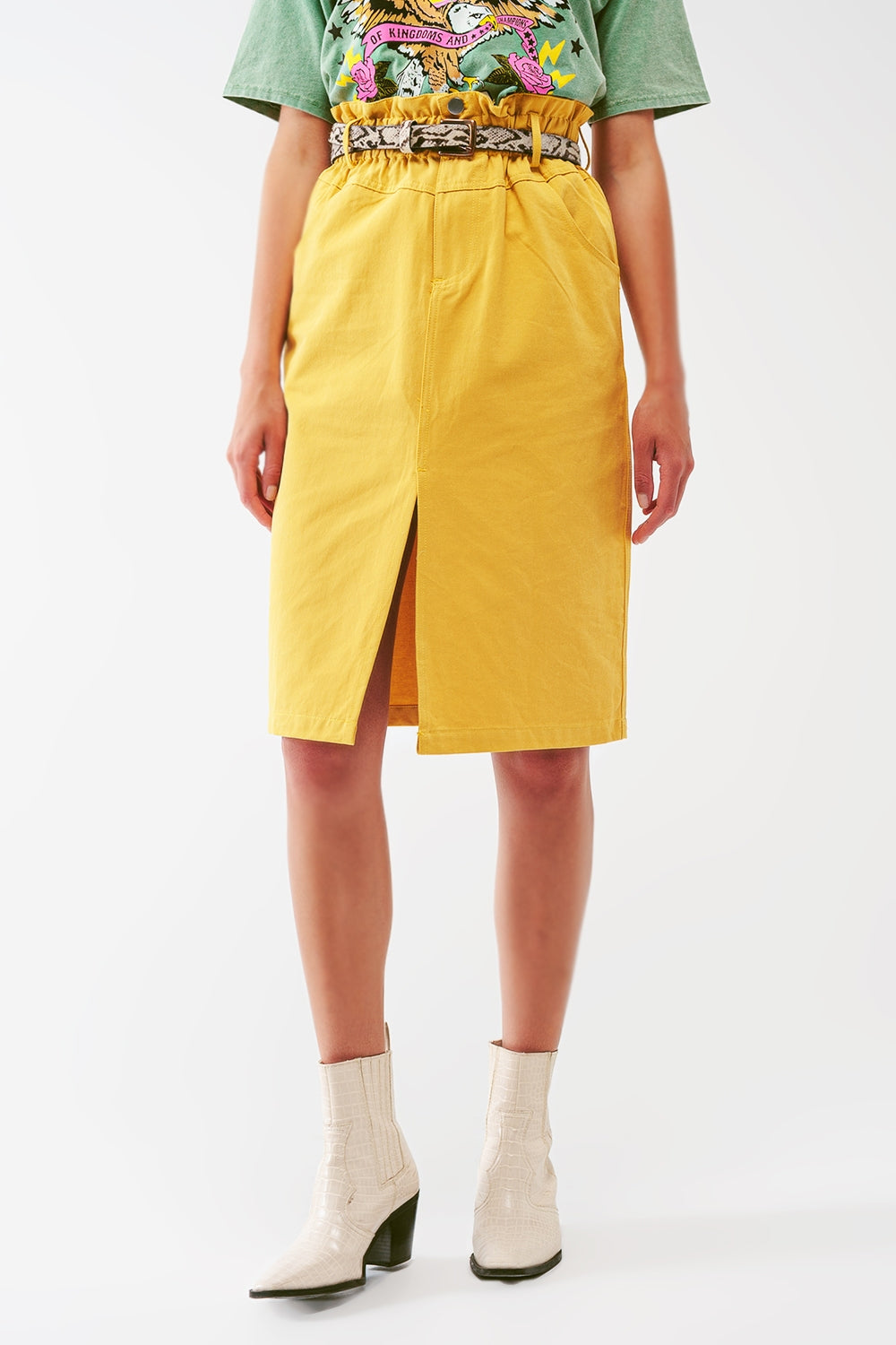 Saia reta com cintura estilo paper bag e fenda frontal em amarelo