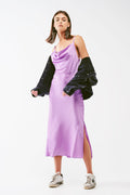 Vestido midi de cetim com decote drapeado em lila