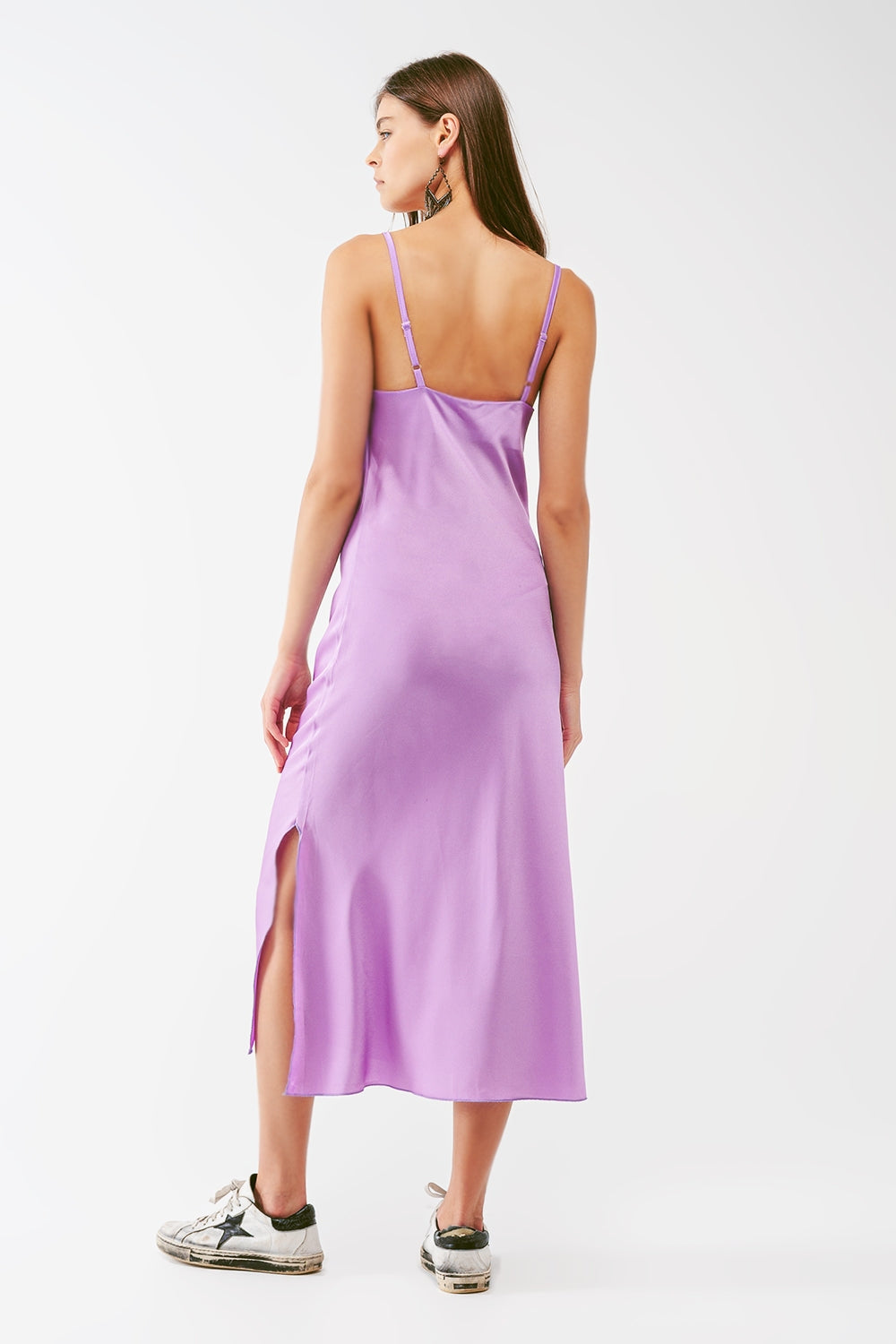 Vestido midi de cetim com decote drapeado em lila