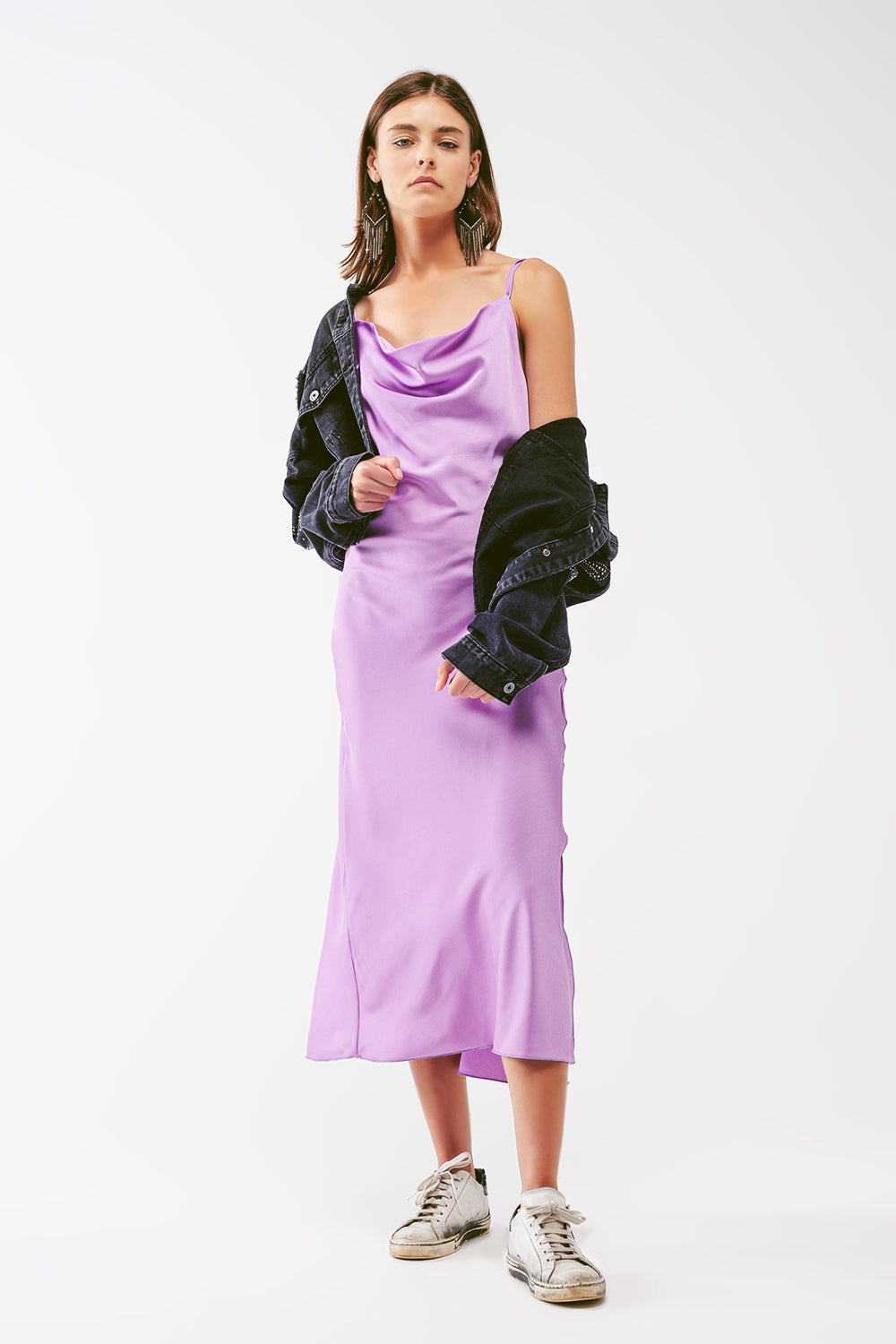 Vestido midi de cetim com decote drapeado em lila