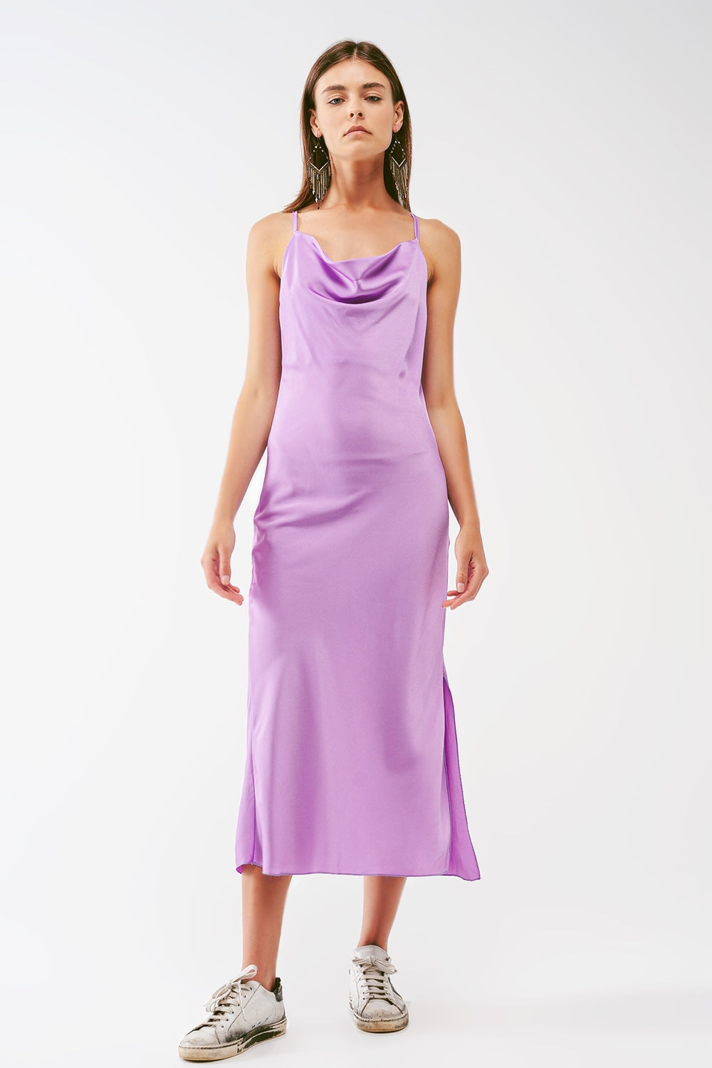 Vestido midi de cetim com decote drapeado em lila
