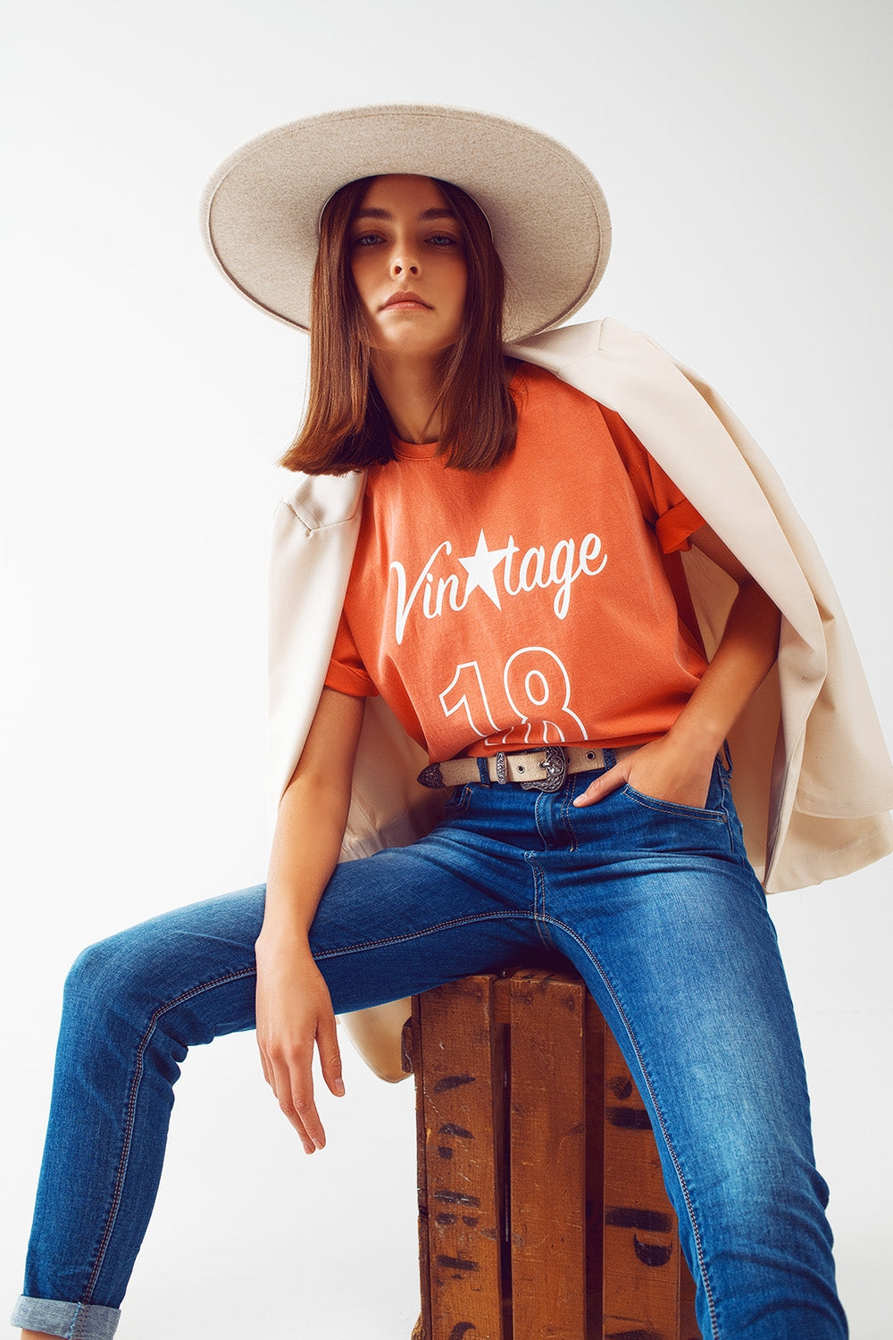 T-Shirt com Texto Vintage 18 em laranja