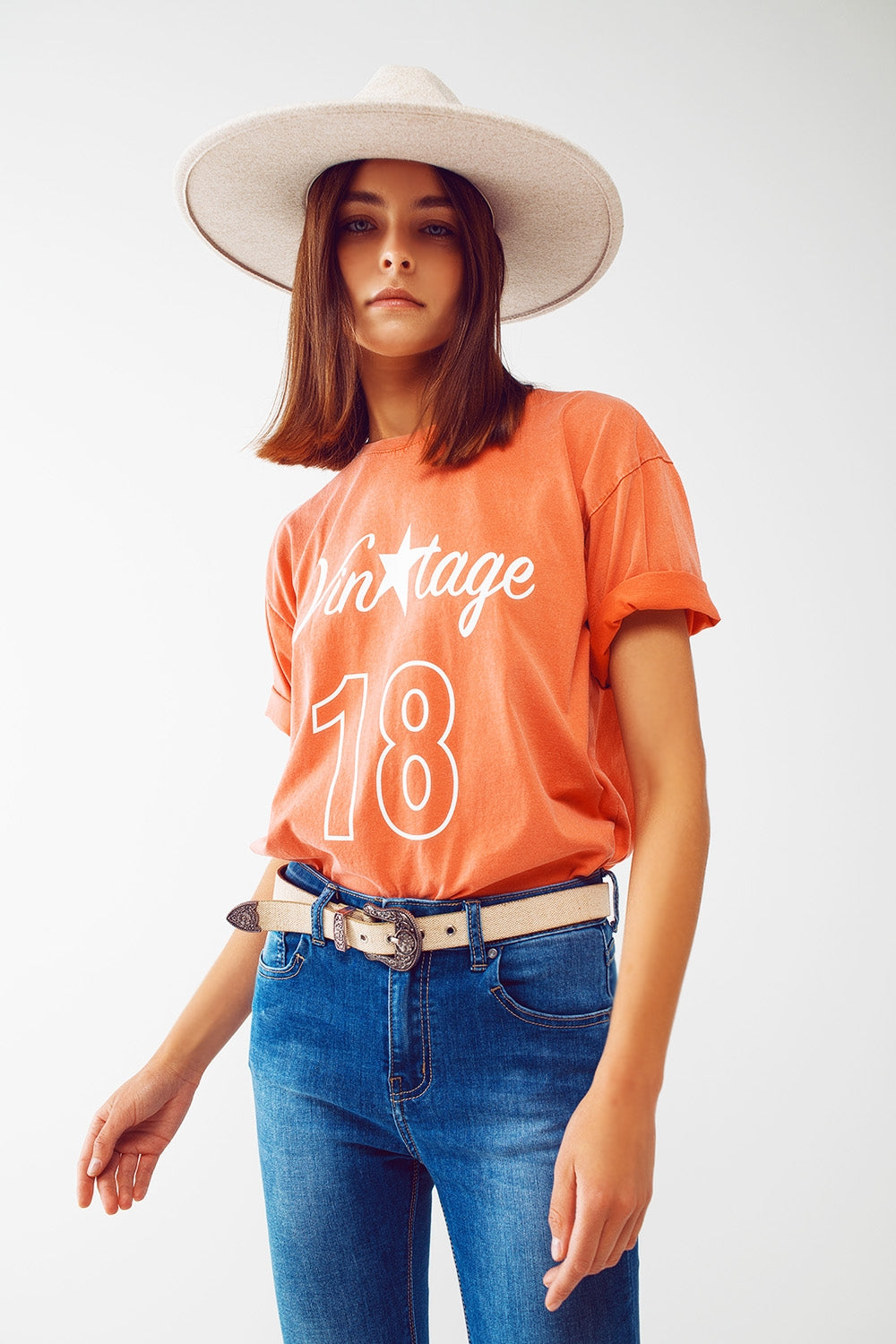 T-Shirt com Texto Vintage 18 em laranja